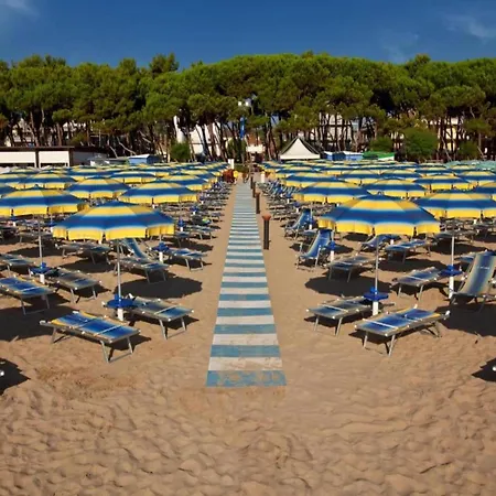 Poolside Escape アパート