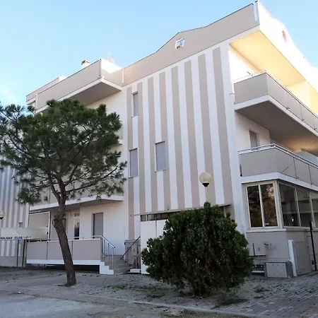 Poolside Escape * 阿尔巴·阿德里亚蒂卡