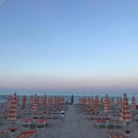 Poolside Escape 公寓